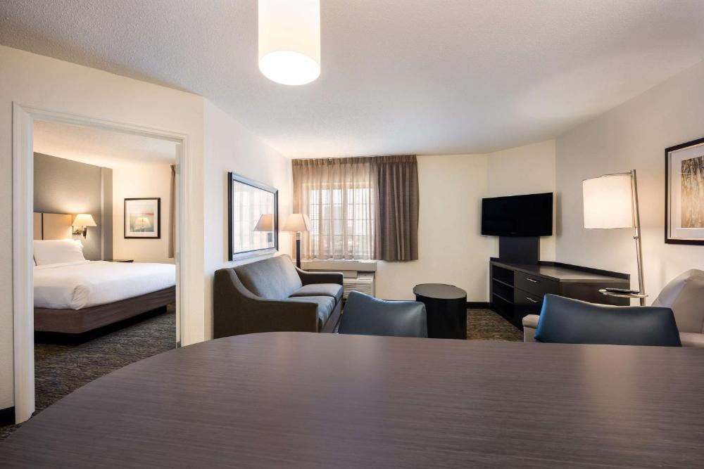 One-Bedroom Queen Suite with Roll-In Shower - Mobility/Hearing Accessible interior